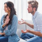 Powszechny nawyk sprawia, że pary są nieszczęśliwe: psycholog wyjaśnia, co